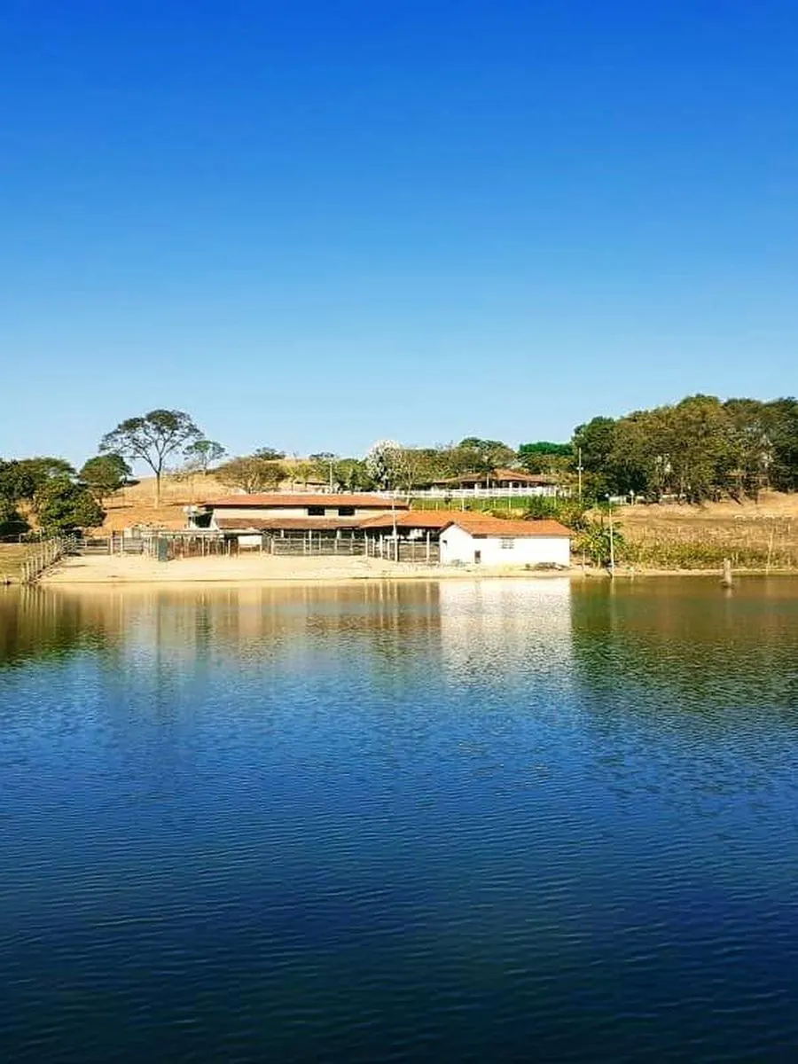 Lago na área da clínica de reabilitação em Itaúna
