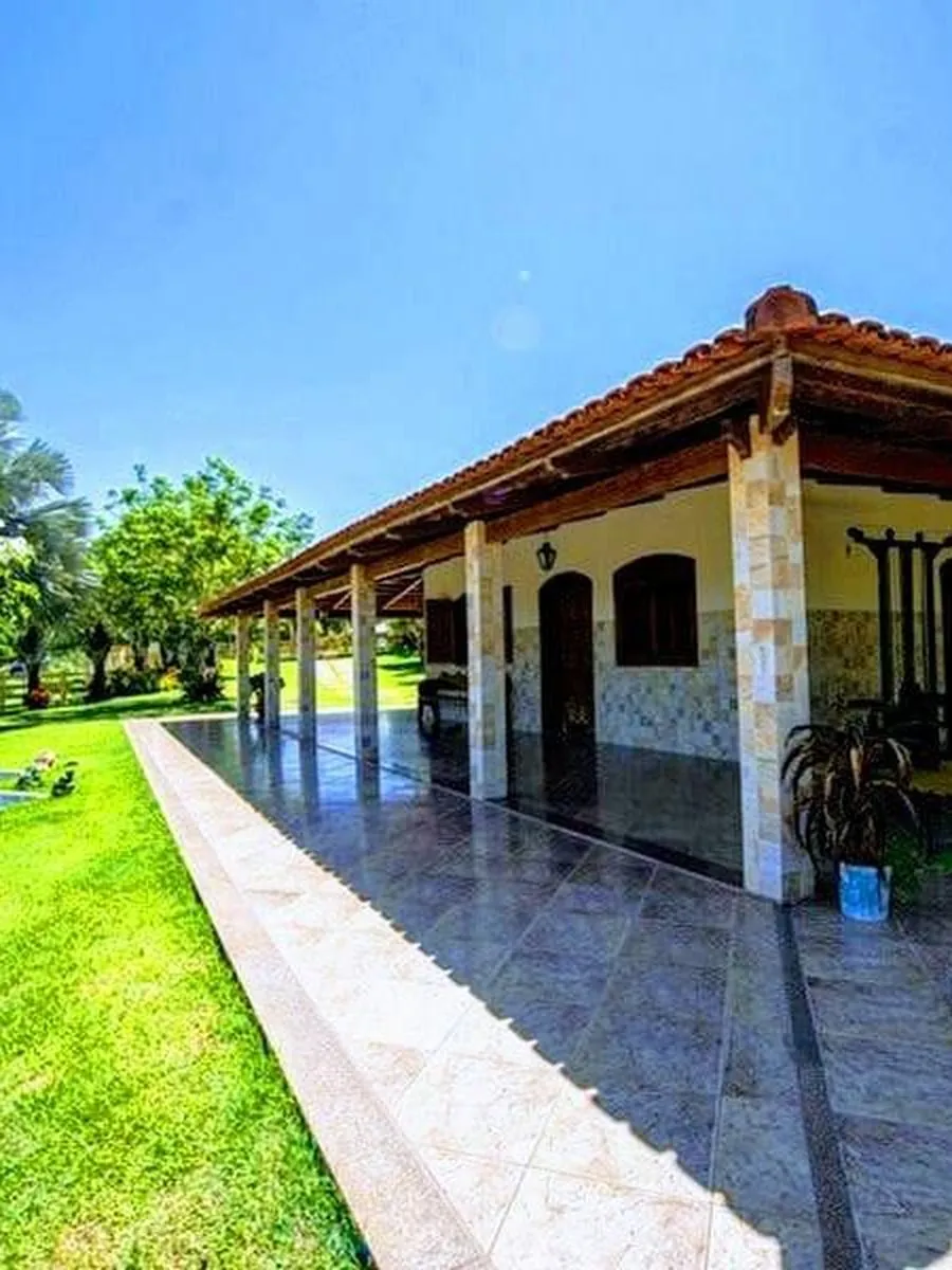 Vista geral da clínica de reabilitação em Itaúna e sua área verde